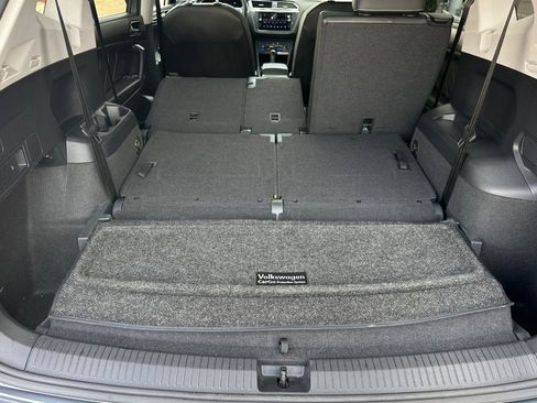 Used 2023 Volkswagen Tiguan SE w/ Panoramic Sunroof Package FWD image 16