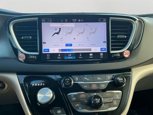 Used 2024 Chrysler Pacifica Touring-L FWD image 24