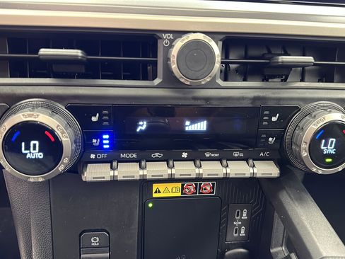 Used 2024 Toyota Tacoma TRD Sport w/ TRD Sport Premium Package AWD/4WD image 21