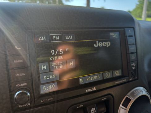 Used 2017 Jeep Wrangler Unlimited Rubicon w/ Connectivity Group AWD/4WD image 21