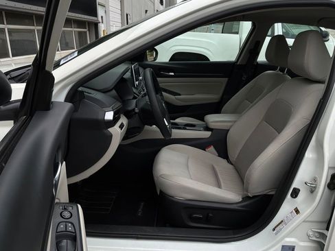 Used 2025 Nissan Altima 2.5 SV FWD image 10