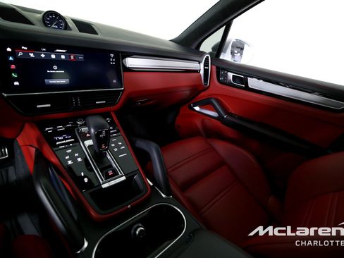 Used 2023 Porsche Cayenne Turbo S image 15