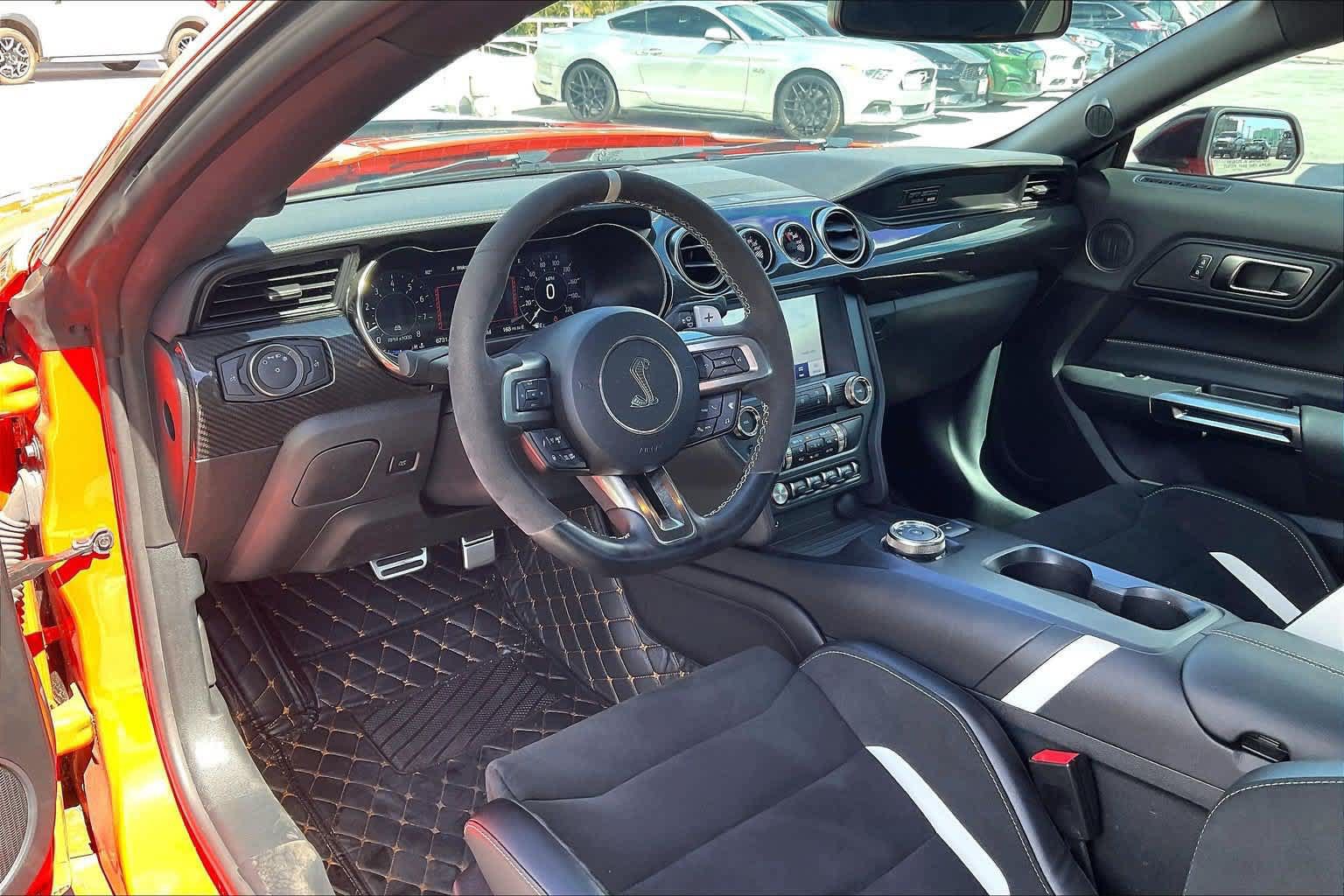 Used 2022 Ford Mustang Shelby GT500 w/ Carbon Fiber Track Pack RWD image 2