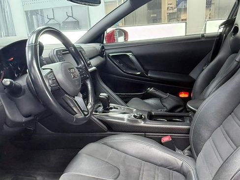 Used 2018 Nissan GT-R Premium image 11