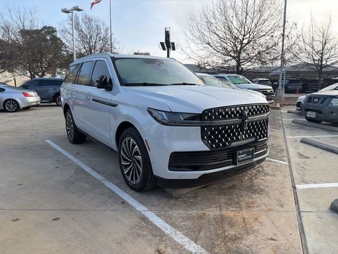 Used 2025 Lincoln Navigator Black Label image 1