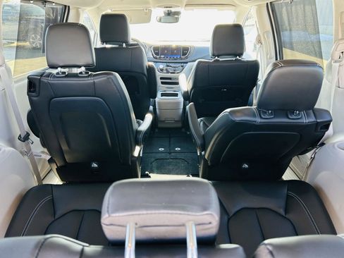 Used 2024 Chrysler Pacifica Touring-L image 29