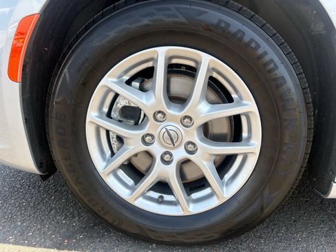 Used 2024 Chrysler Pacifica Touring-L FWD image 10