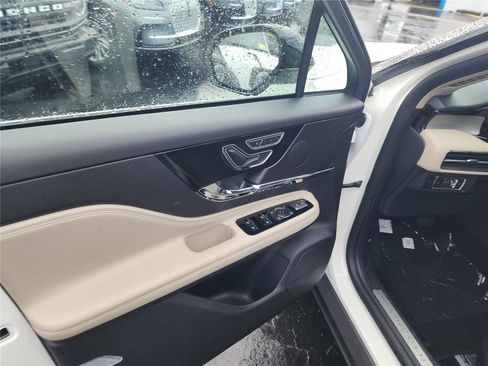 New 2026 Lincoln Corsair Premiere image 12