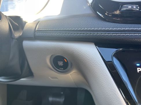 Used 2023 Chrysler Pacifica Touring-L image 22