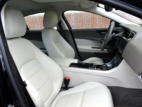 Used 2019 Jaguar XE Prestige image 31