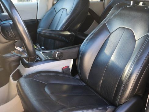 Used 2021 Chrysler Pacifica Touring-L image 13