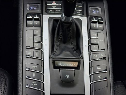 Used 2020 Porsche Macan image 22