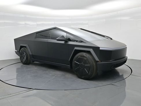 Used 2024 Tesla Cybertruck AWD Crew Cab image 4