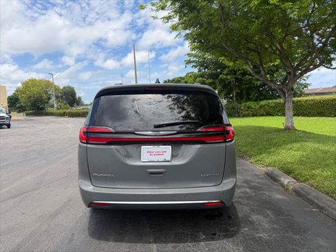Used 2023 Chrysler Pacifica Limited FWD image 6