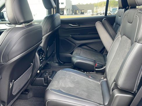 New 2025 Jeep Grand Cherokee L Altitude image 28