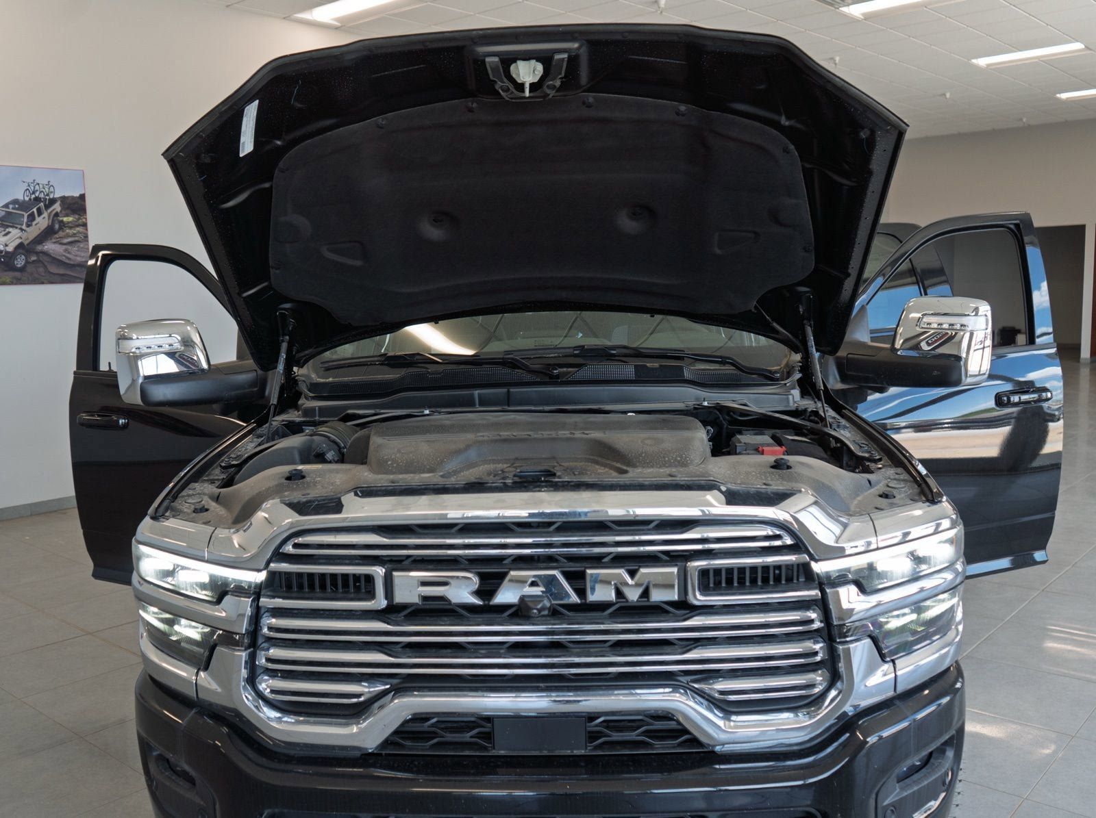Used 2025 RAM 3500 Laramie AWD/4WD image 27