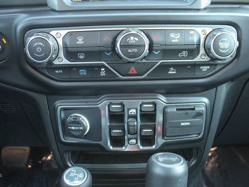 Used 2022 Jeep Wrangler Unlimited Sahara image 28