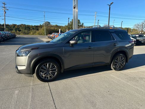 Used 2025 Nissan Pathfinder SL w/ SL Premium Package image 2