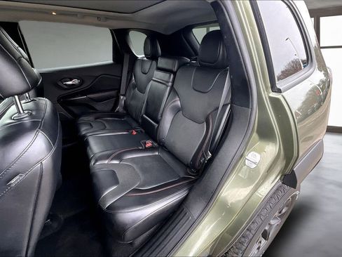 Used 2019 Jeep Cherokee Trailhawk image 27