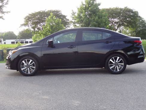 Used 2025 Nissan Versa SV FWD image 2