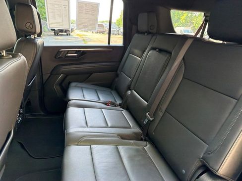 Used 2025 Chevrolet Suburban LT AWD/4WD image 30