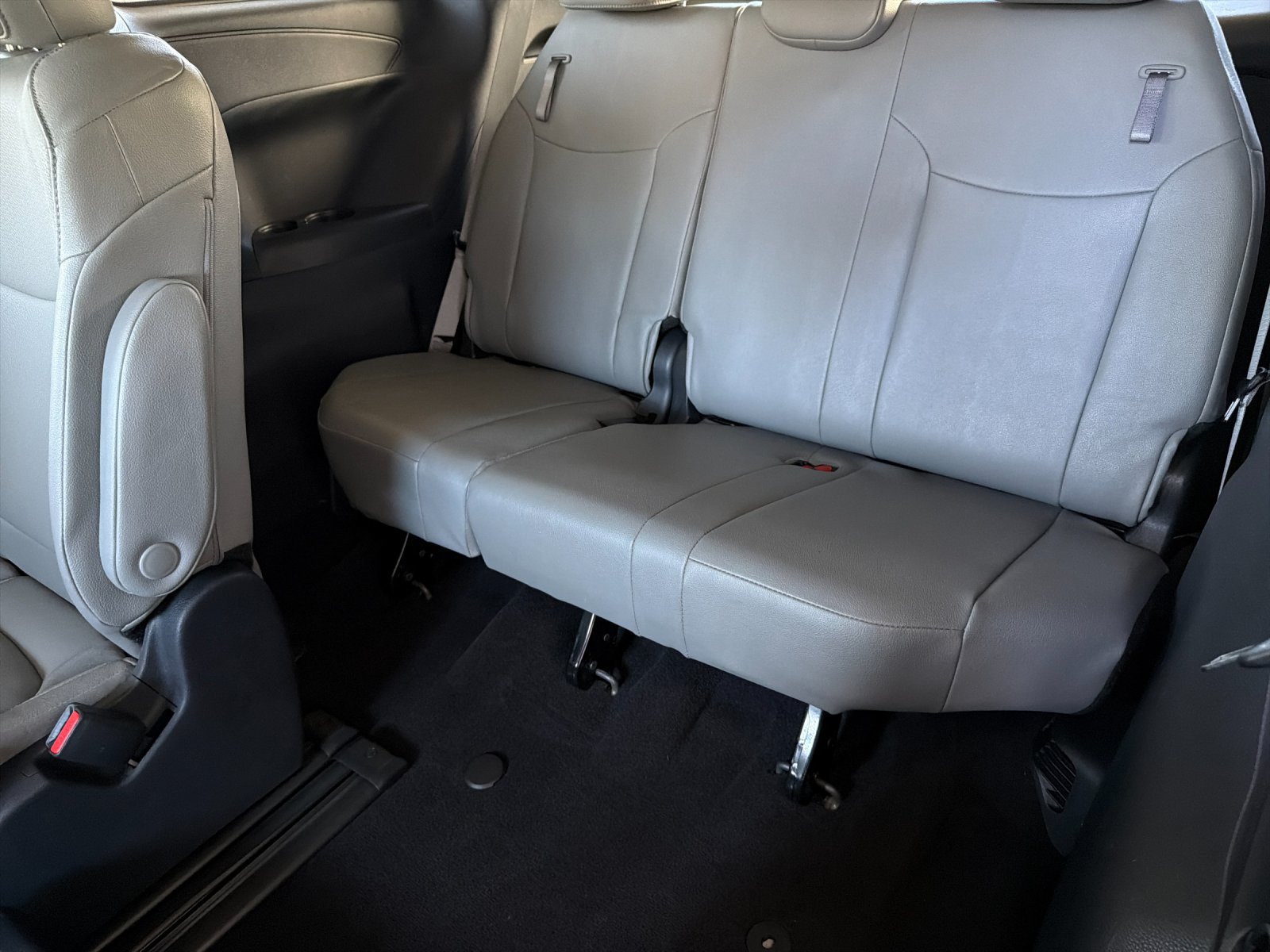 Used 2025 Toyota Sienna XLE FWD image 14