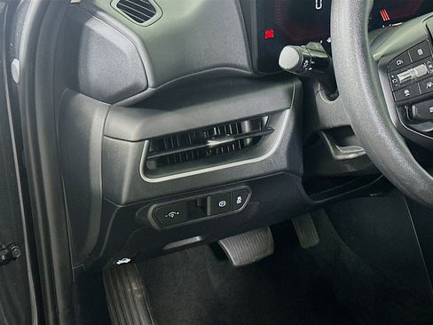 Used 2025 Kia K4 LXS image 17