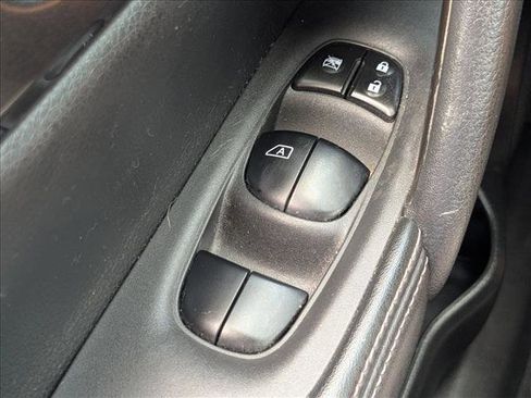 Used 2017 Nissan Rogue SV AWD/4WD image 12