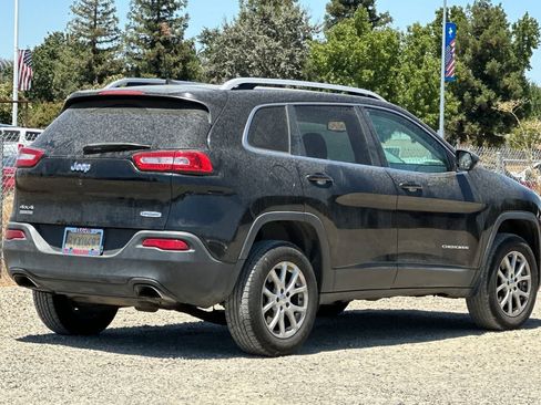 Used 2018 Jeep Cherokee Latitude Plus w/ Comfort/Convenience Group AWD/4WD image 3