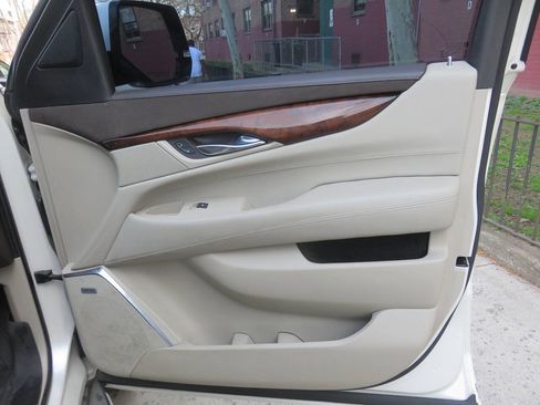 Used 2015 Cadillac Escalade Luxury AWD/4WD image 30