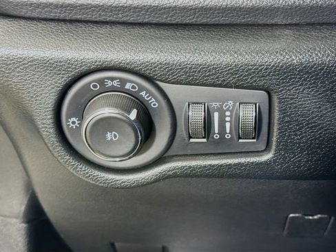 Used 2025 Chrysler Pacifica Limited FWD image 10