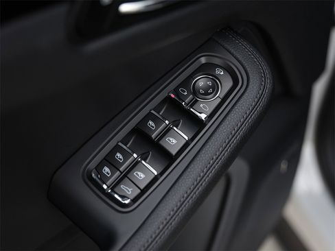 Certified 2025 Porsche Macan image 27