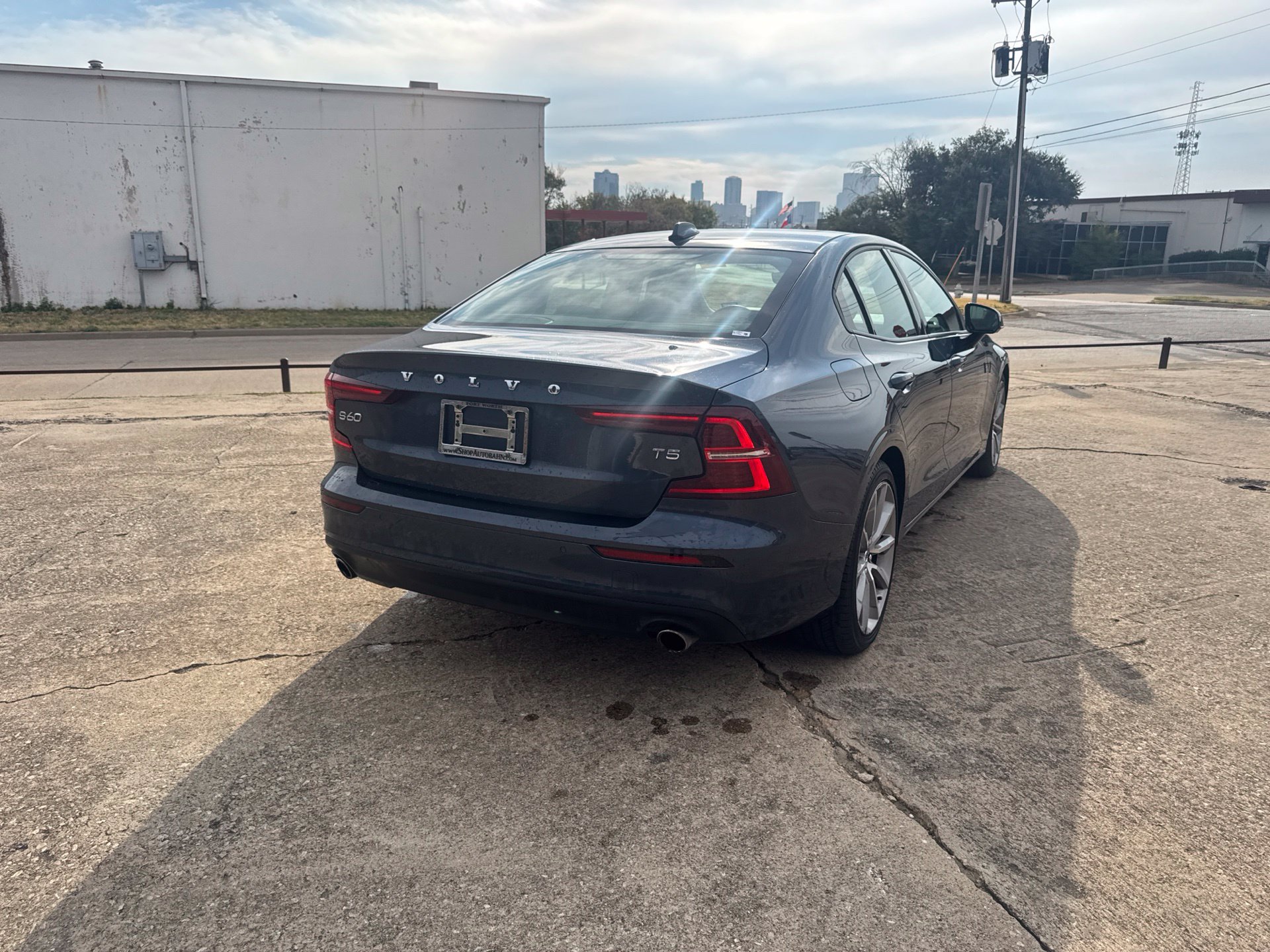 Used 2019 Volvo S60 T5 Momentum w/ Multimedia Package FWD image 5