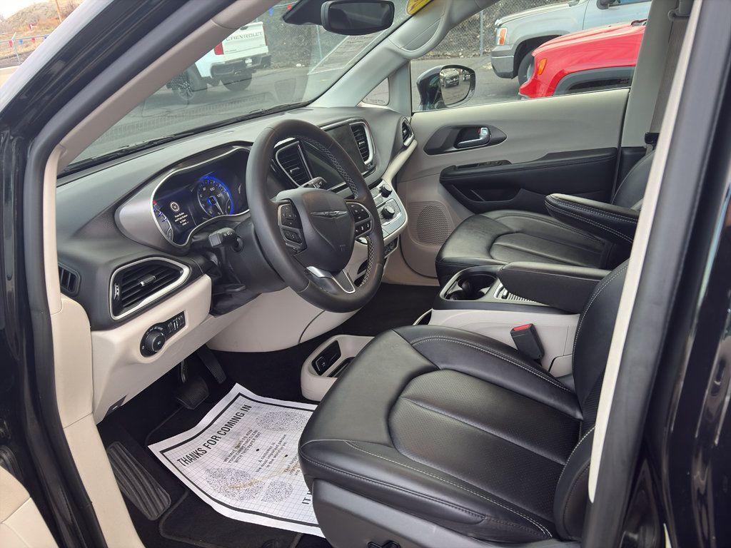 Used 2024 Chrysler Pacifica Touring-L FWD image 3