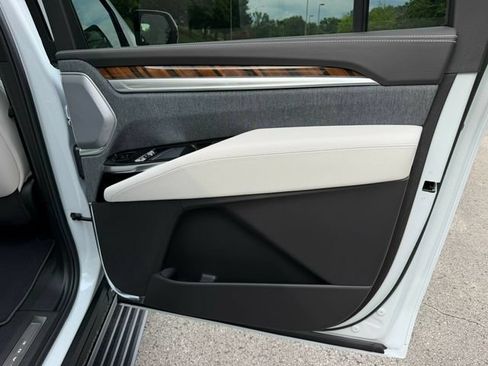 Used 2026 Cadillac Escalade ESV Platinum Luxury AWD/4WD image 26