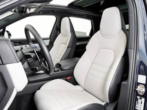 Certified 2026 Porsche Cayenne AWD/4WD image 5