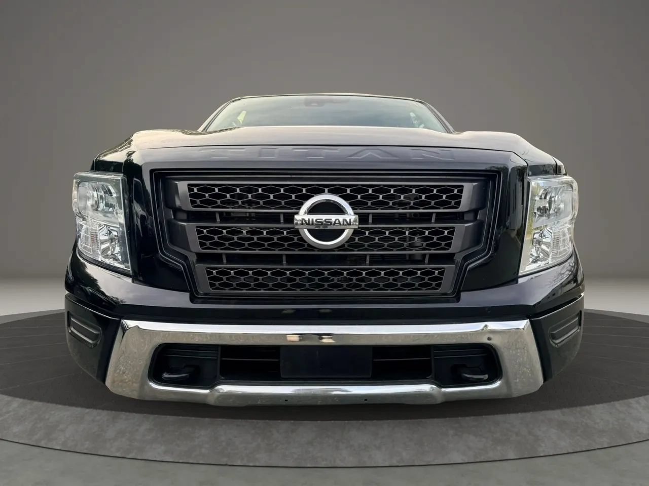 Used 2022 Nissan Titan SV AWD/4WD image 2