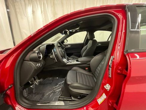 Used 2025 Alfa Romeo Giulia AWD image 10