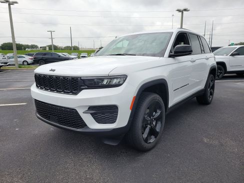 New 2025 Jeep Grand Cherokee Altitude image 4