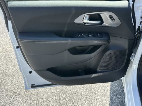 New 2026 Chrysler Pacifica Select image 10