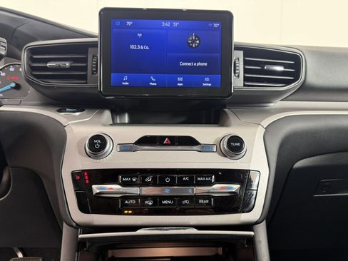 Used 2024 Ford Explorer XLT w/ Class IV Trailer Tow Package image 16