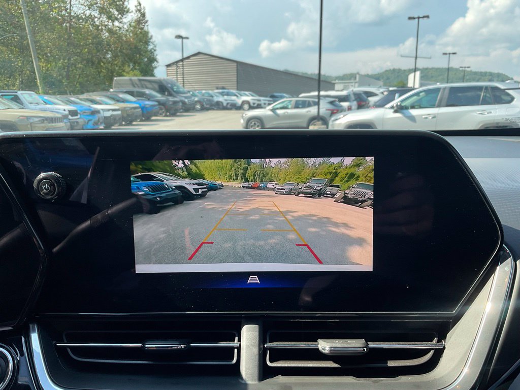 Used 2024 Chevrolet Trax RS w/ Sunroof Package FWD image 18