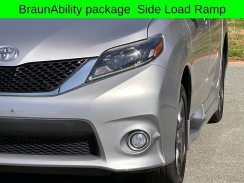 Used 2015 Toyota Sienna SE w/ SE Preferred Package FWD image 53