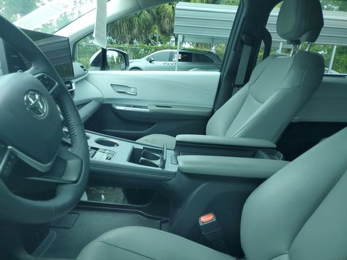 Used 2025 Toyota Sienna XLE FWD image 9