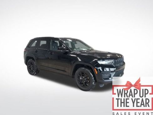 Used 2024 Jeep Grand Cherokee Altitude image 2