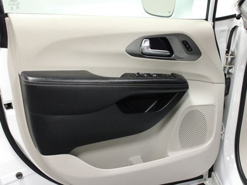 Used 2022 Chrysler Pacifica Touring-L FWD image 11