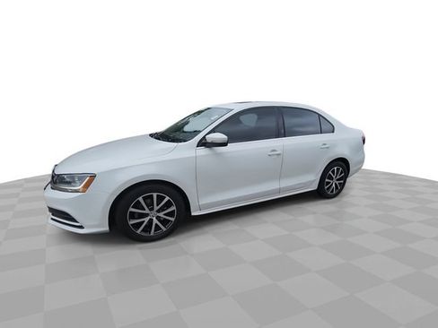 Used 2017 Volkswagen Jetta SE FWD image 4