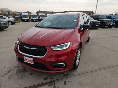 New 2026 Chrysler Pacifica Select