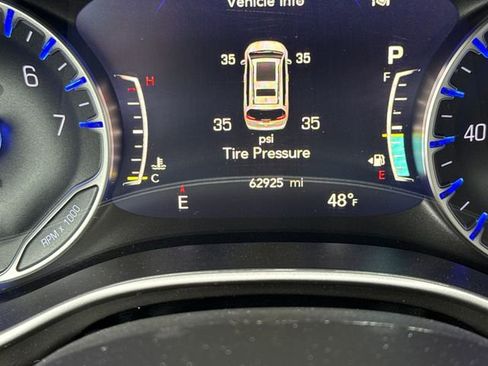 Used 2024 Chrysler Pacifica Touring-L image 21