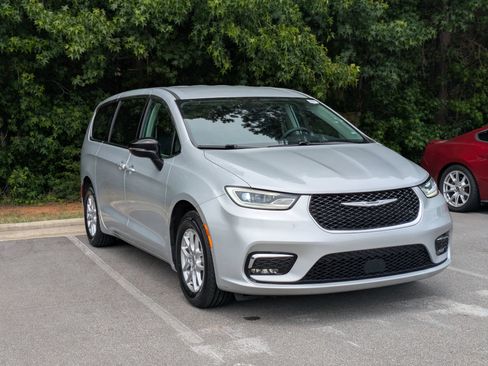 Used 2024 Chrysler Pacifica Touring-L FWD image 2